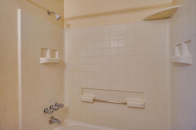 Building Photo - 13817 NE 35th Cir