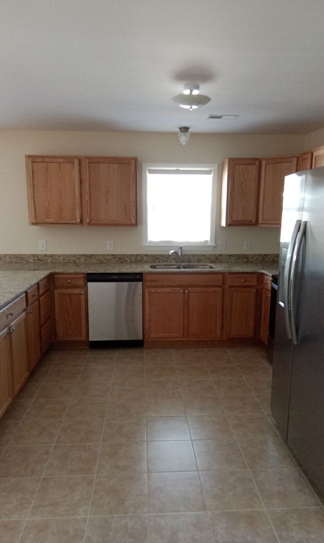 Building Photo - 513 Live Oak St