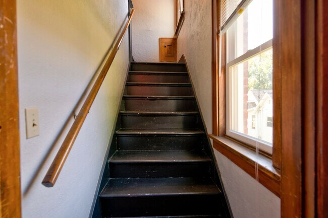 Building Photo - 563 S 35th St