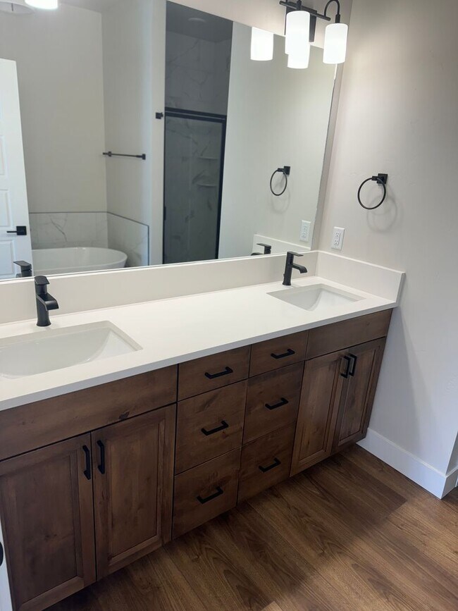 Building Photo - BEAUTIFUL 3 Bed 2 Bath Twin home in Sugar city!