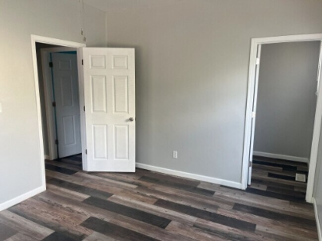 Building Photo - 2 Bed Available now!