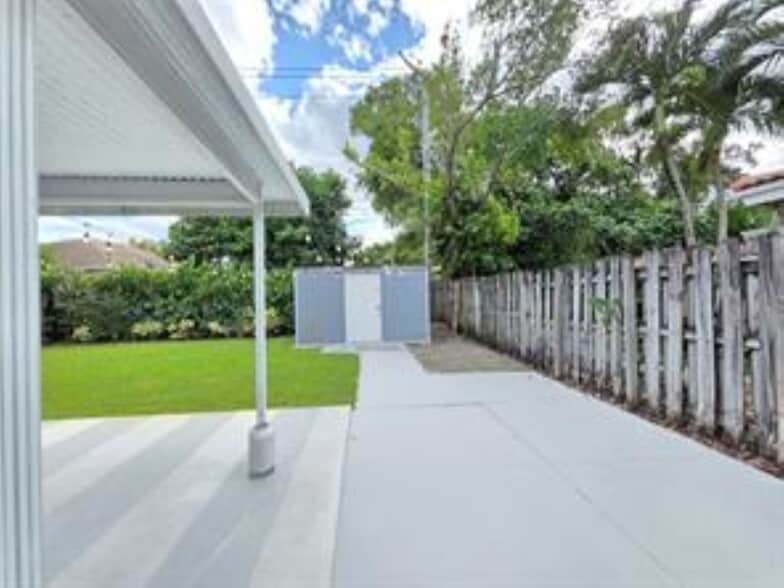 Building Photo - 250 NE 42nd Ct