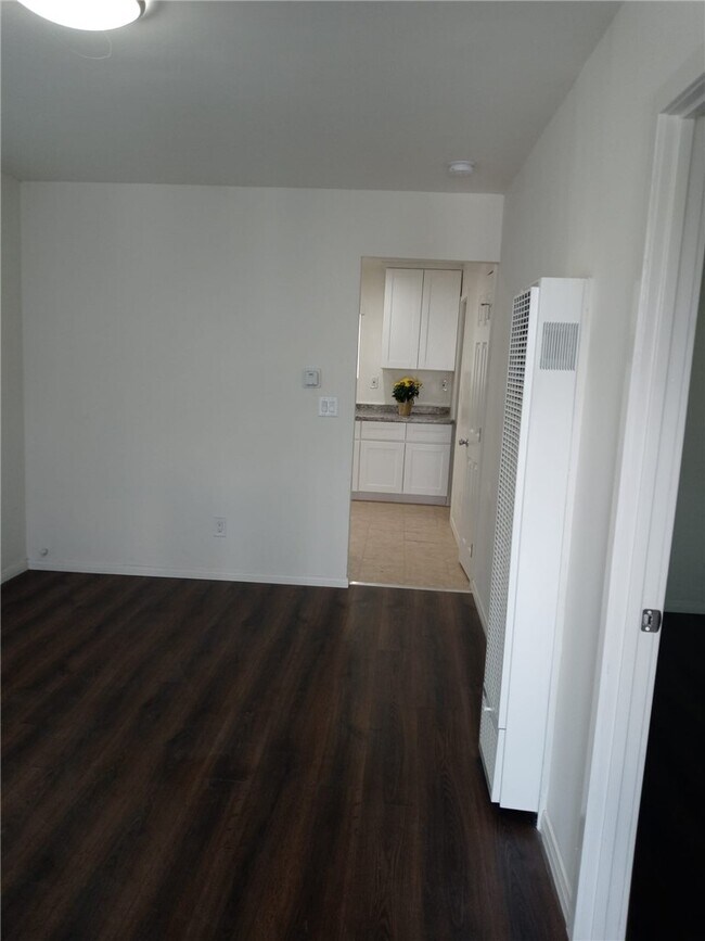 Building Photo - 716 W 75th St