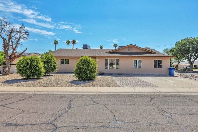 Building Photo - Tempe 6-Bedroom Home Featuring Large Turf Yard & Ideal Location