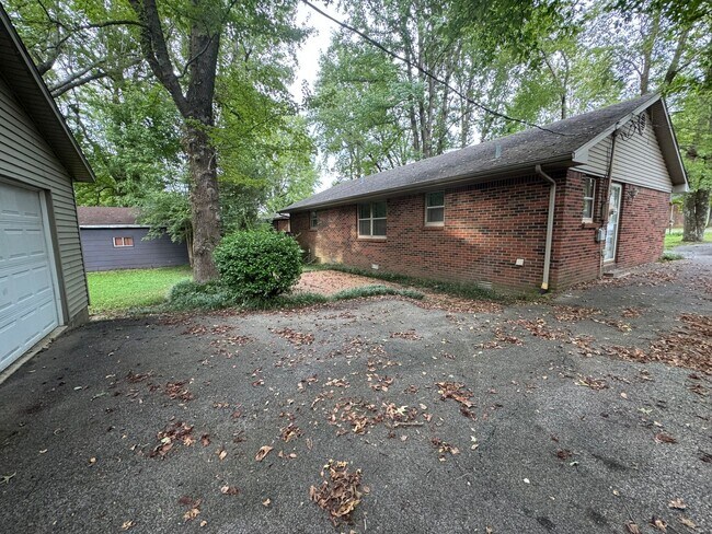 Building Photo - Lone Oak House
