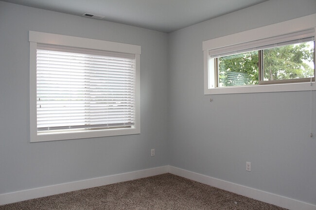 Building Photo - 827 NW Victoria Ave