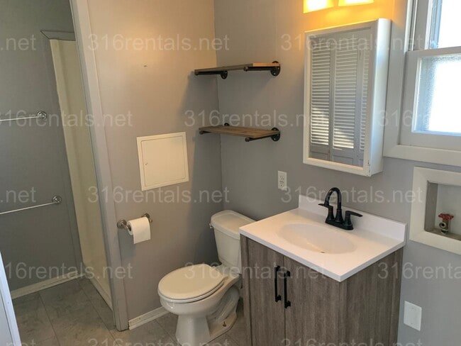 Building Photo - $1,300 - 3 bedroom 2 bath - Beautiful home...