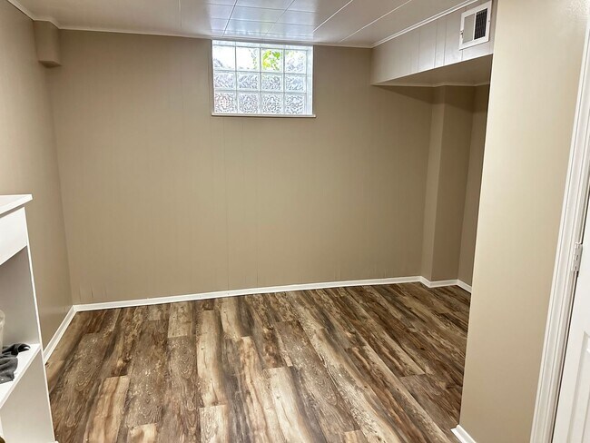 Building Photo - 3 Bed 1.5 Bath with an Additional Bedroom