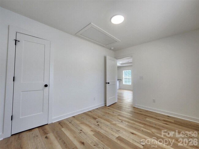 Building Photo - 1302 Rainbow Dr