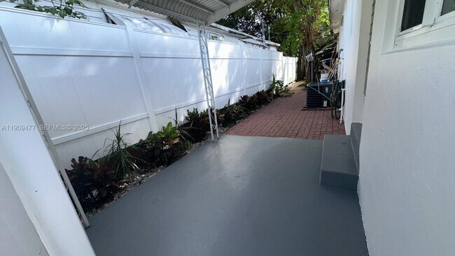 Building Photo - 2312 Van Buren St