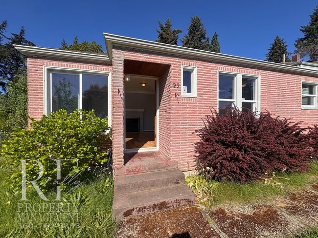Building Photo - Timeless Charm Meets Comfort – 2-Bedroom Brick Home with Fireplace & Fenced Yard