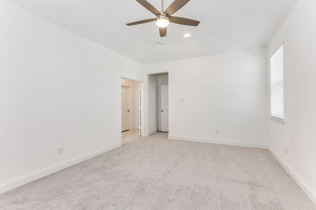 Building Photo - Modern 3 Bedroom / 2.5 Bath Townhome in Fo...