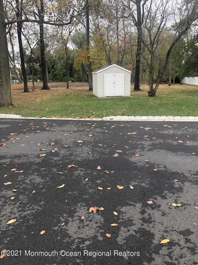 Building Photo - 497 Sycamore Ave