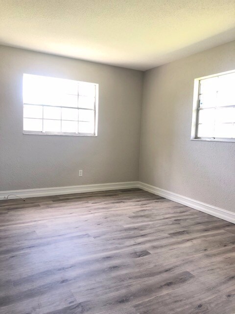 Building Photo - Adorable & Updated in DeBary!