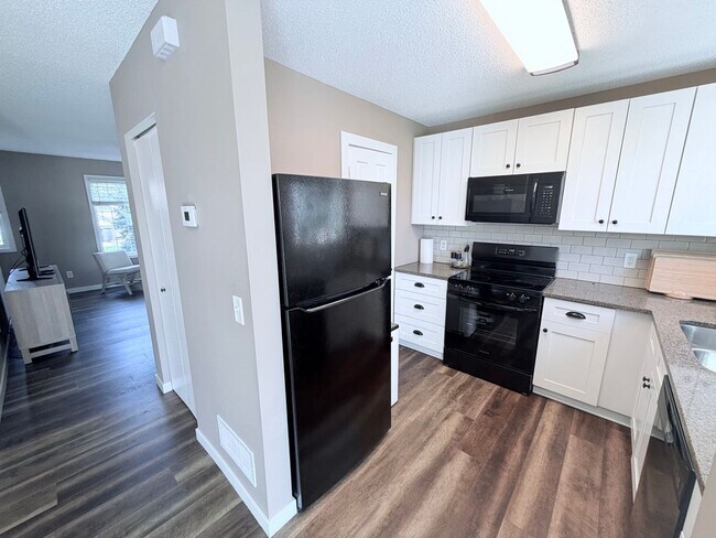 Building Photo - Modern 2-Bedroom Townhome in Apple Valley with Private Patio!!