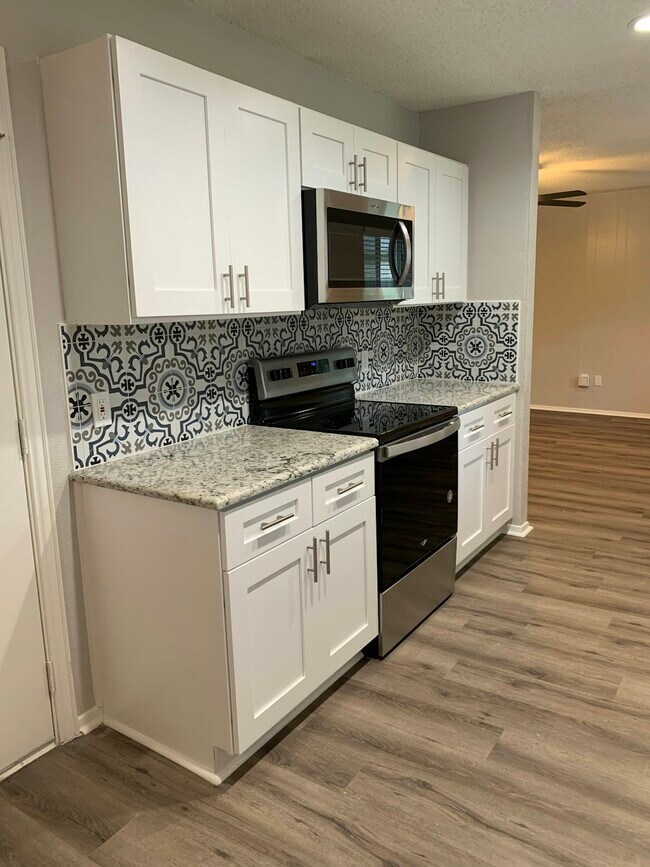 Building Photo - 404 Live Oak Dr