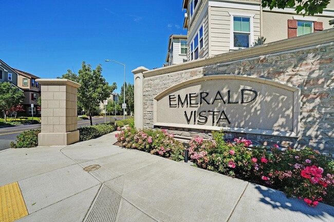 Building Photo - Emerald Vista Luxurious Townhome