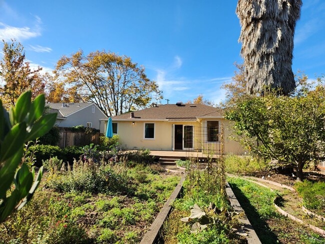 Building Photo - Two bedroom house in Redwood City