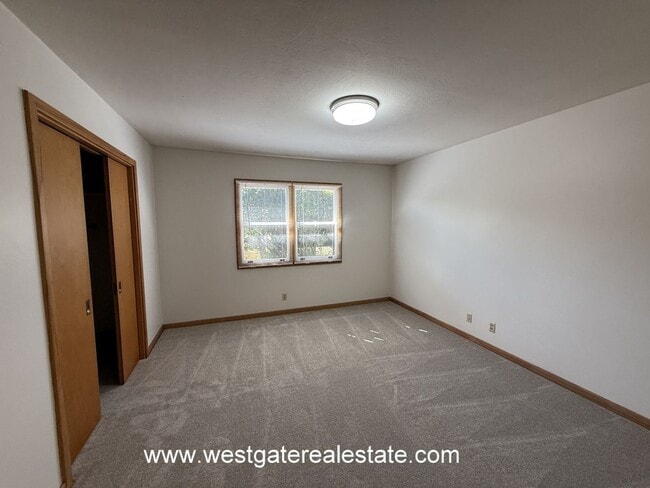 Building Photo - 427 Corona Rd