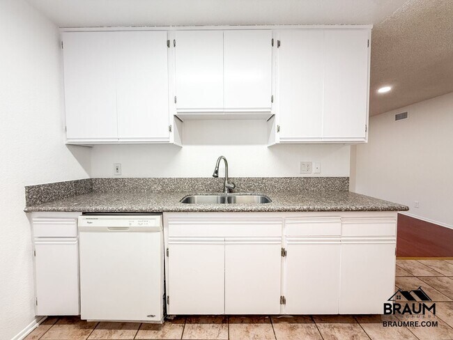 Building Photo - 221 W Elm Ave