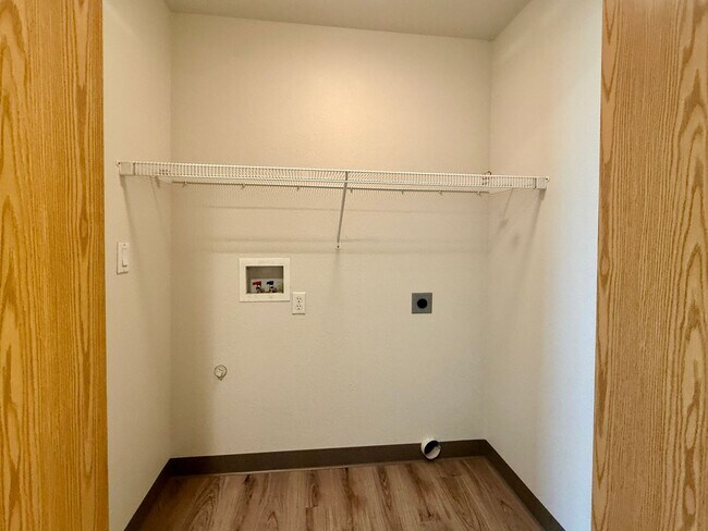 Building Photo - SPACIOUS NEWLY UPDATED TOWNHOME IN REDMOND!!