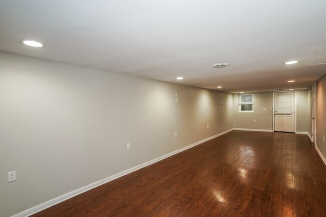 Building Photo - Spacious 4-Bedroom Home in Clarksville, TN