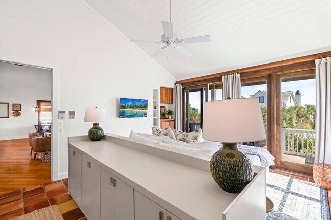 Building Photo - 2900 Ocean Dr S