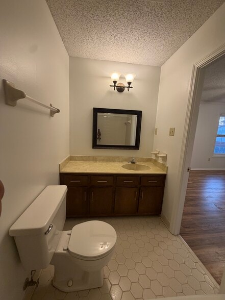 Secondary bath - 3093 Littlefield Cv