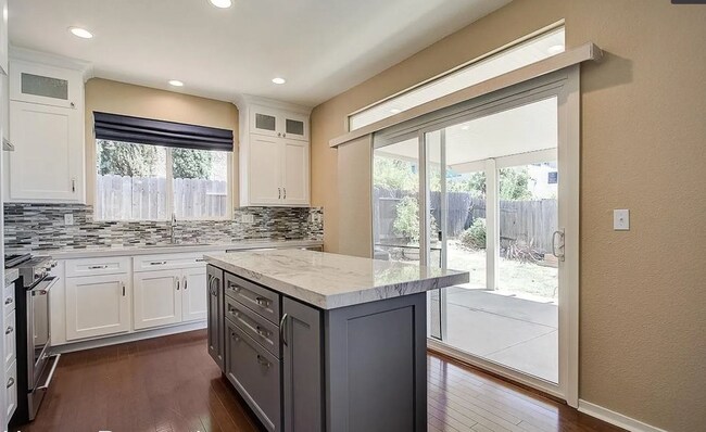 Building Photo - Spectacular FOLSOM 4/3 - Waiting For You!  Please Read Entire Ad For Viewings!