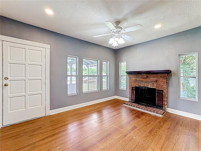 Building Photo - 2409 Drake Dr