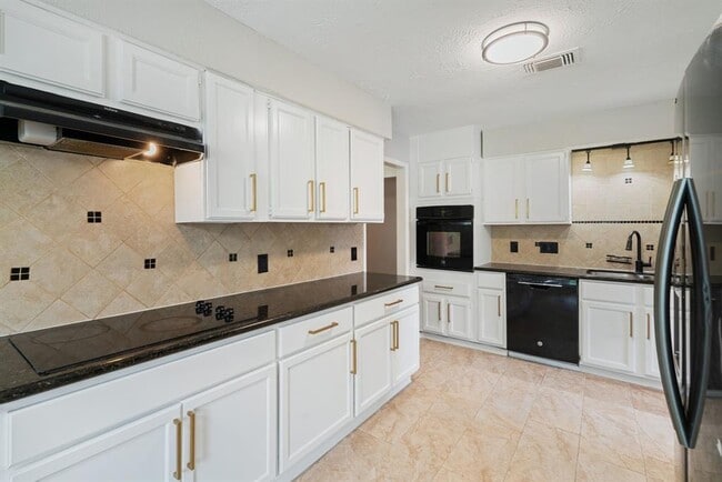 Building Photo - 801 Thornwood Dr