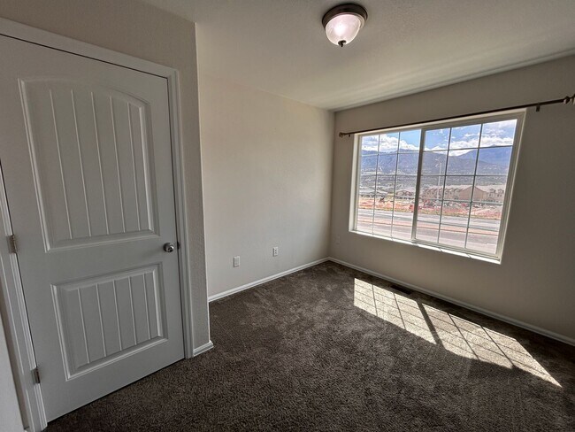 Building Photo - 3 Bed 3 bath Town Home in 80910!