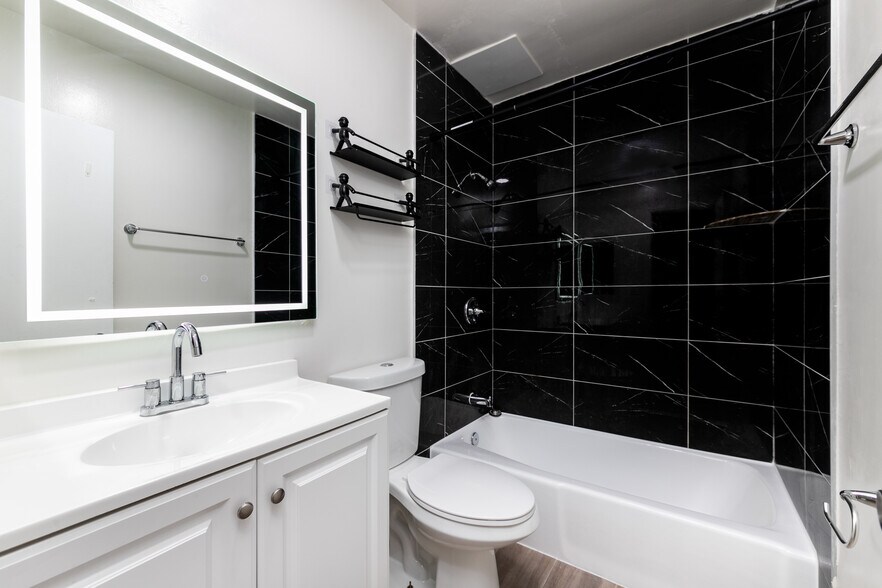 Building Photo - 1908 Clinton St