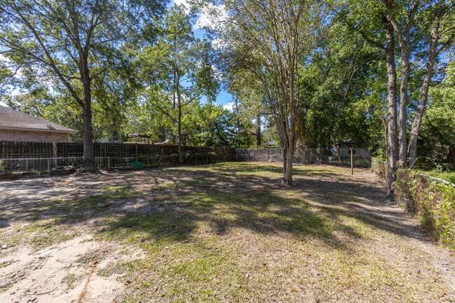 Building Photo - 2 bed, 1 bath in great location - move in ...
