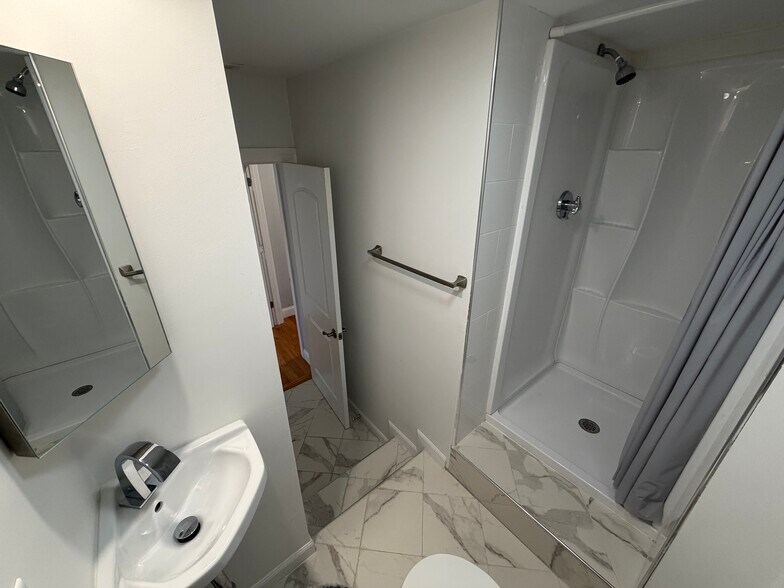 FULL BATH 1 - 31 Middle St