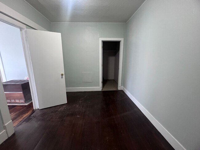 Building Photo - Upper One Bedroom - Close to Downtown Gran...