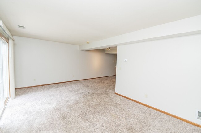 Building Photo - 3 bedroom / 2.5 bathroom Townhome for Rent...