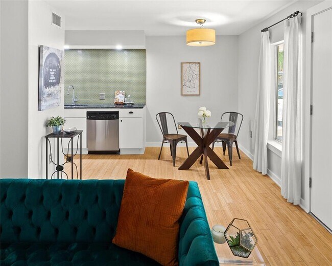 Building Photo - 2200 Dickson Dr