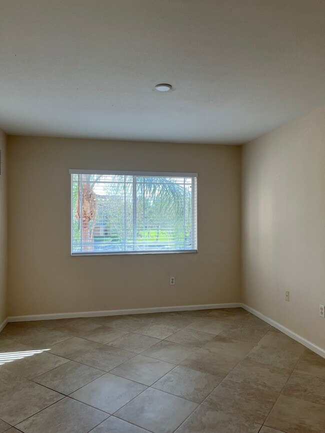 Building Photo - 151 SW Palm Dr