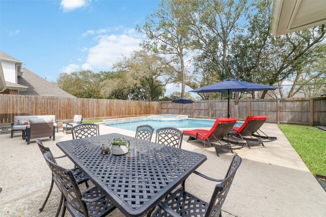 Building Photo - 10607 Chimney Rock Rd