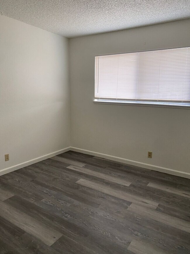 Building Photo - Charming 2 bedroom home - 1/2 OFF MOVE IN SPECIAL