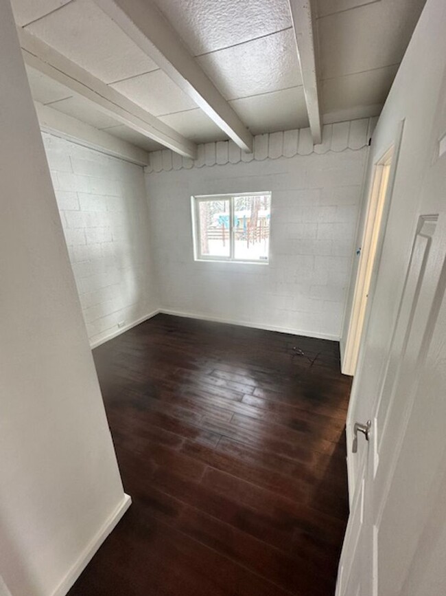 Building Photo - 2Bd home close to Bijou school! Call for a...