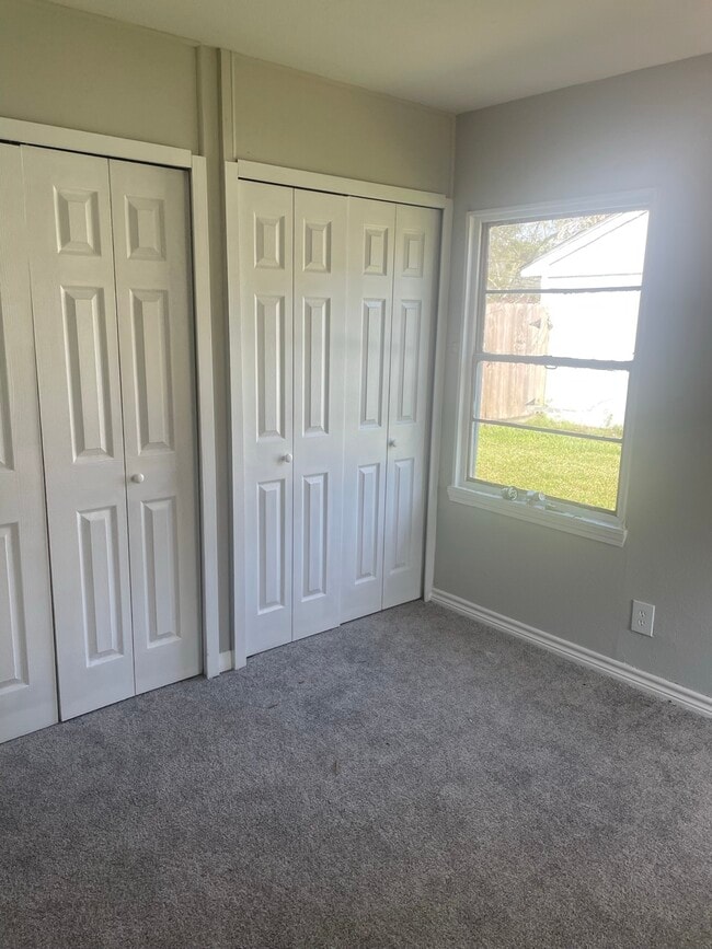 Building Photo - 1005 Southampton Dr