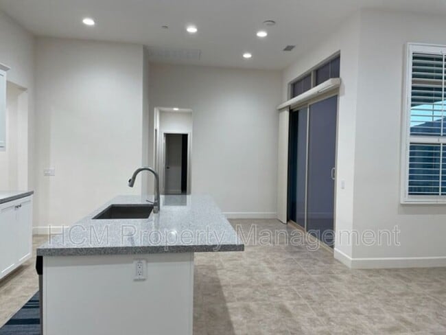 Building Photo - 59 Henson