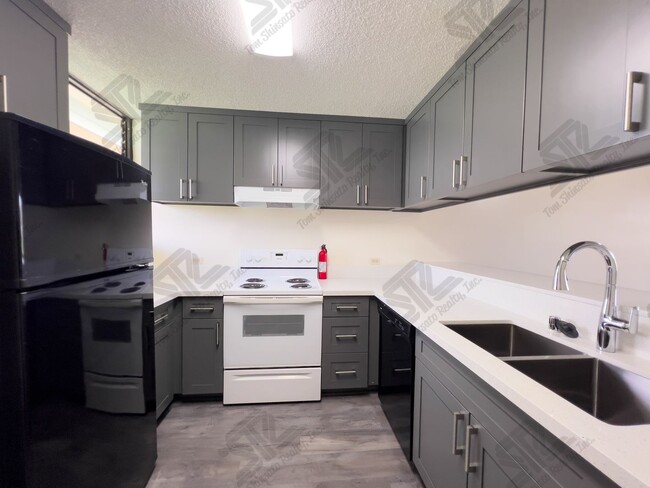 Building Photo - 2 bedroom, 2 bathroom 2 parking at Lakecrest