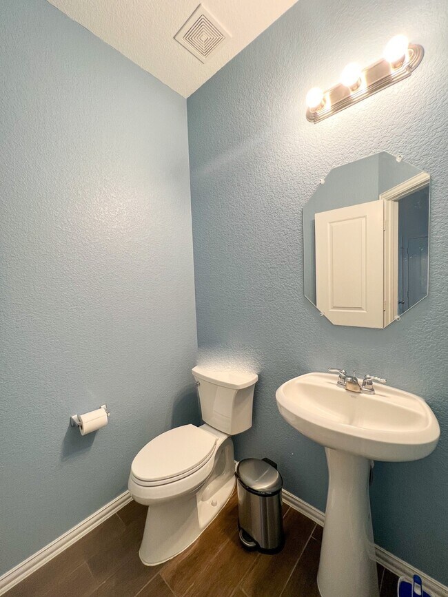 Building Photo - 16018 Cypress Farms Dr