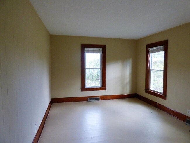 Building Photo - 3BR 1BA Farmhouse!
