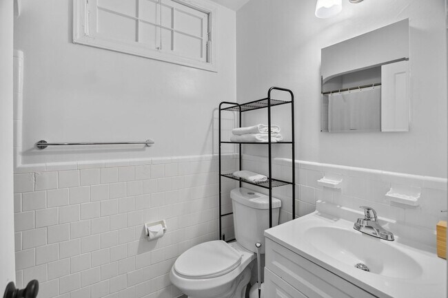 Building Photo - 1211 Simms Pl NE