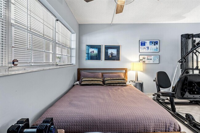 Building Photo - 3151 S Palm Aire Dr