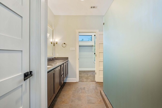 Building Photo - Stunning Modern Home in Desirable 78704 Ne...